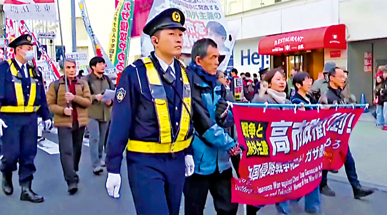 　　圖：1月3日，日本民眾在東京澀谷舉行集會，抗議首相高市早苗企圖恢復軍國主義的行為。