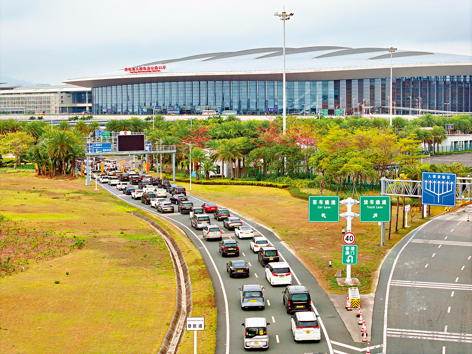 　　圖：車輛排隊經港珠澳大橋珠海口岸通關。\受訪者供圖