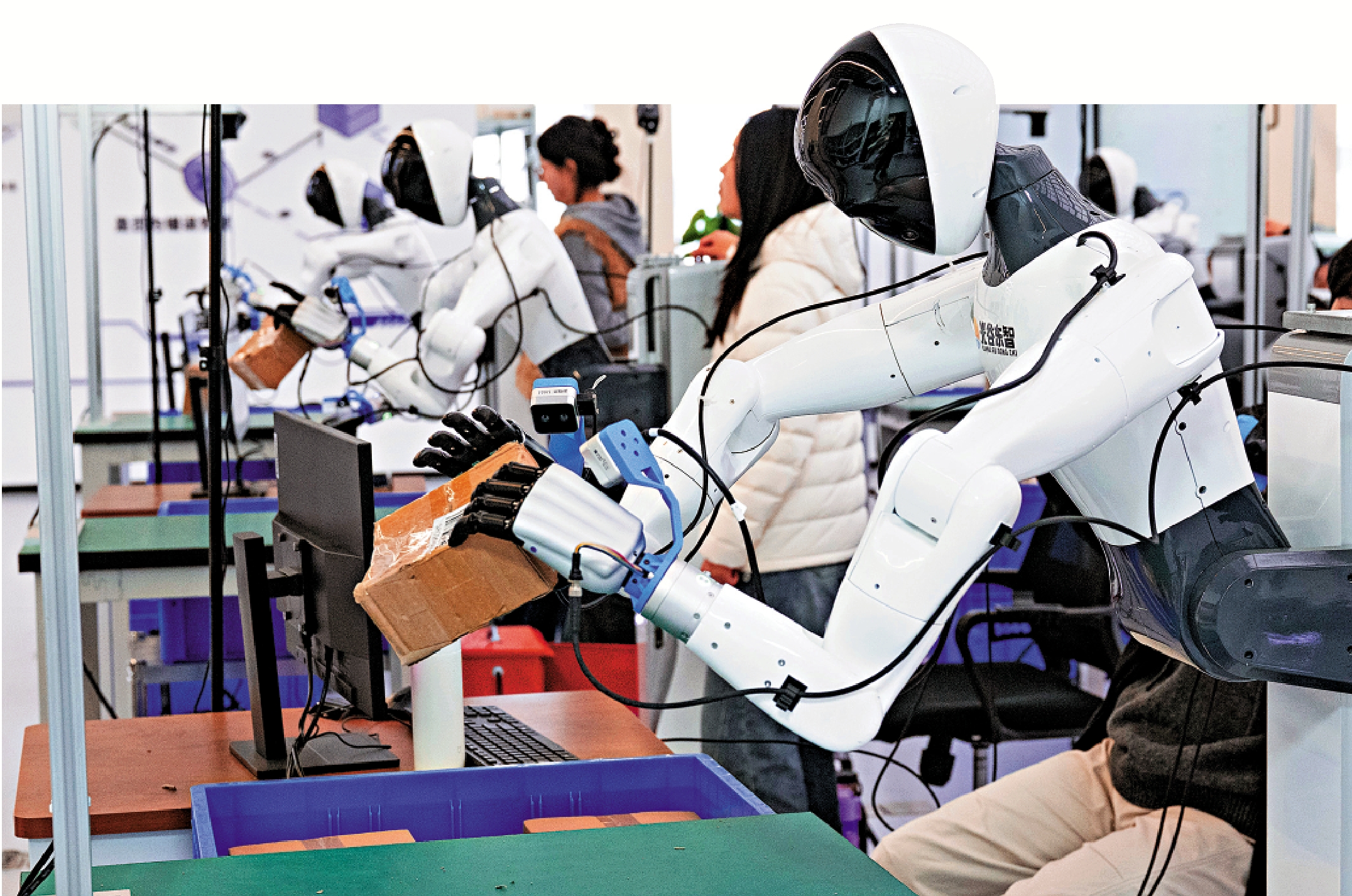 　　圖：中國的人形機器人產業發展迅速，且依託科技創新和製造業優勢，加快人形機器人產業鏈布局。圖為在湖北人形機器人創新中心，數據採集員操作人形機器人進行數據採集。\新華社