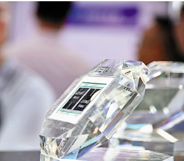 　　圖：在上海2025世界人工智能大會展出的國產曦雲C600通用GPU芯片。\中新社