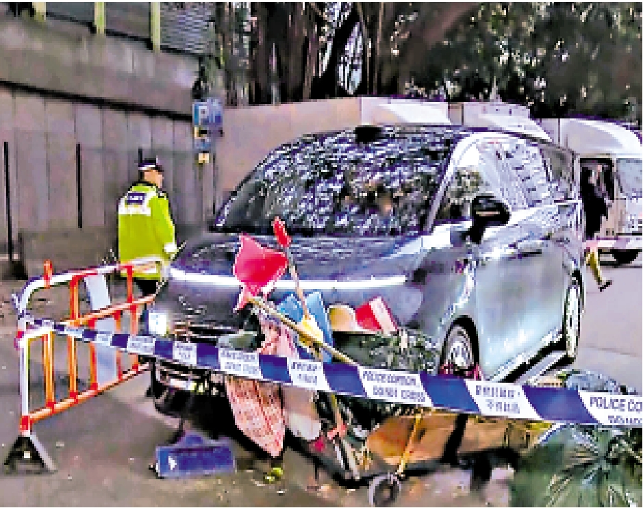 　　圖：沙田瀝源邨昨日發生交通意外，一輛掛有試車牌「T牌」多用途汽車，撞倒74歲男清潔工人。