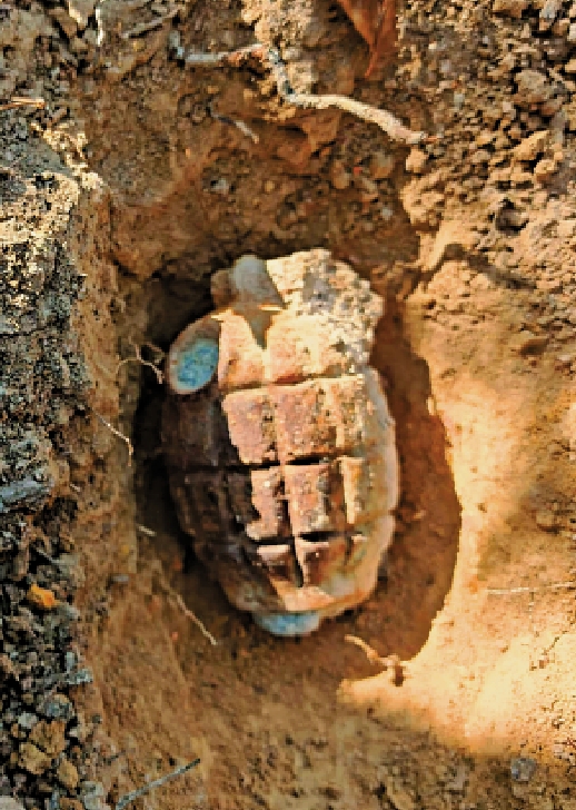 　　圖：被發現的英軍手榴彈長約4吋，直徑約2.5吋。