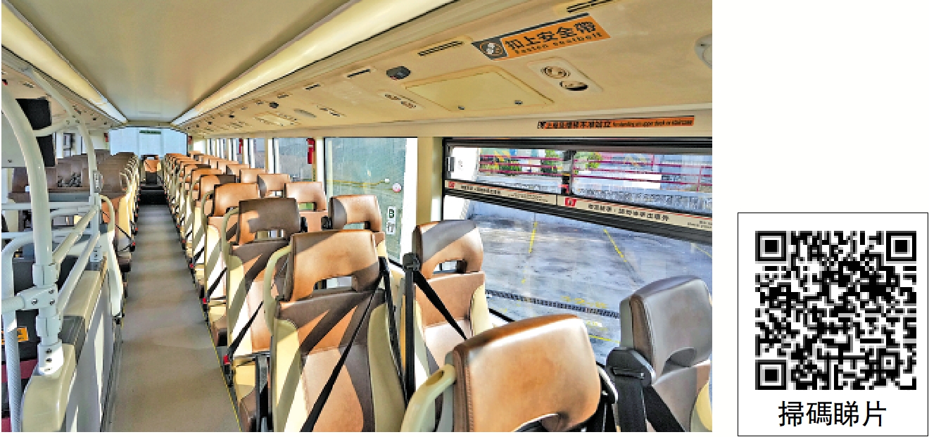 　　圖：逾5000輛巴士已安裝安全帶，並在車廂內貼上告示提醒。\大公報記者蔡文豪攝