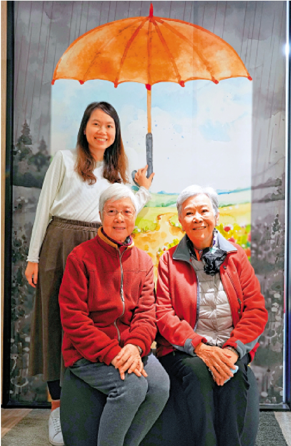 　　圖：明記（左）和阿琪（右）接受聖公會西環長者綜合服務中心的支援，主動參與活動，晚年變得多彩。\大公報記者蔡文豪攝