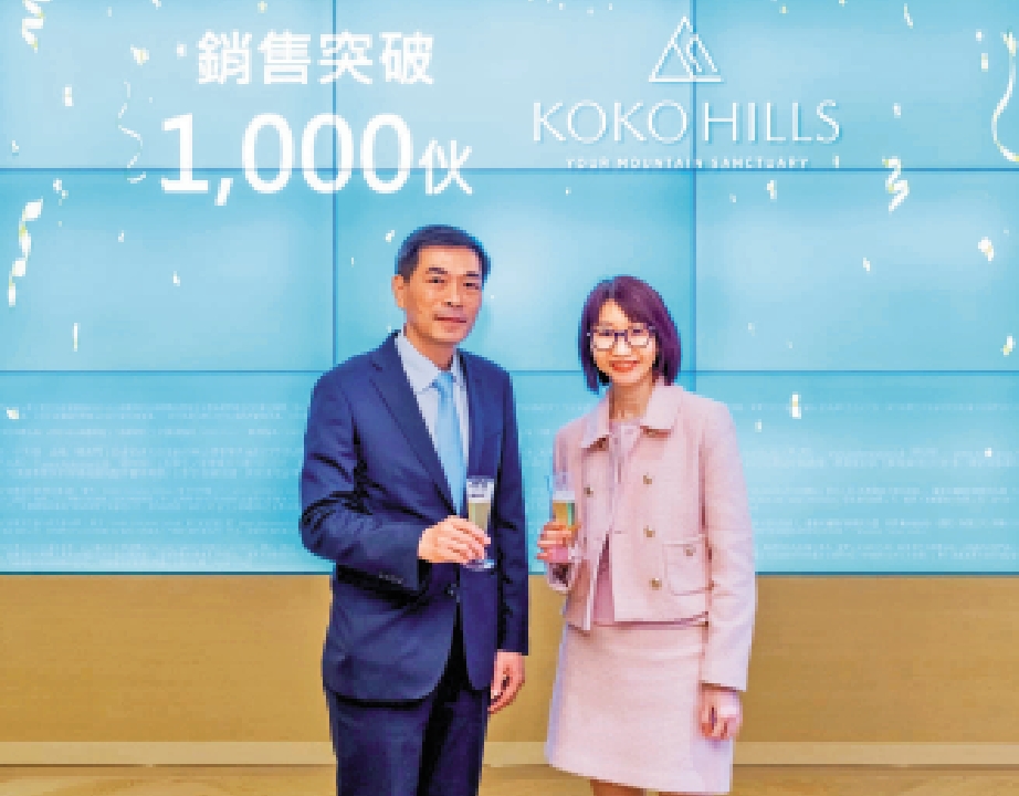 　　圖：黃光耀（左）表示，有信心今年樓市發展更勝去年。