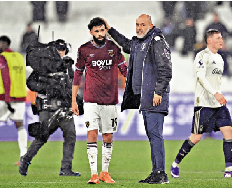 　　圖：韋斯咸二連敗，主帥紐奴（右二）賽後安撫陣中球員。\路透社