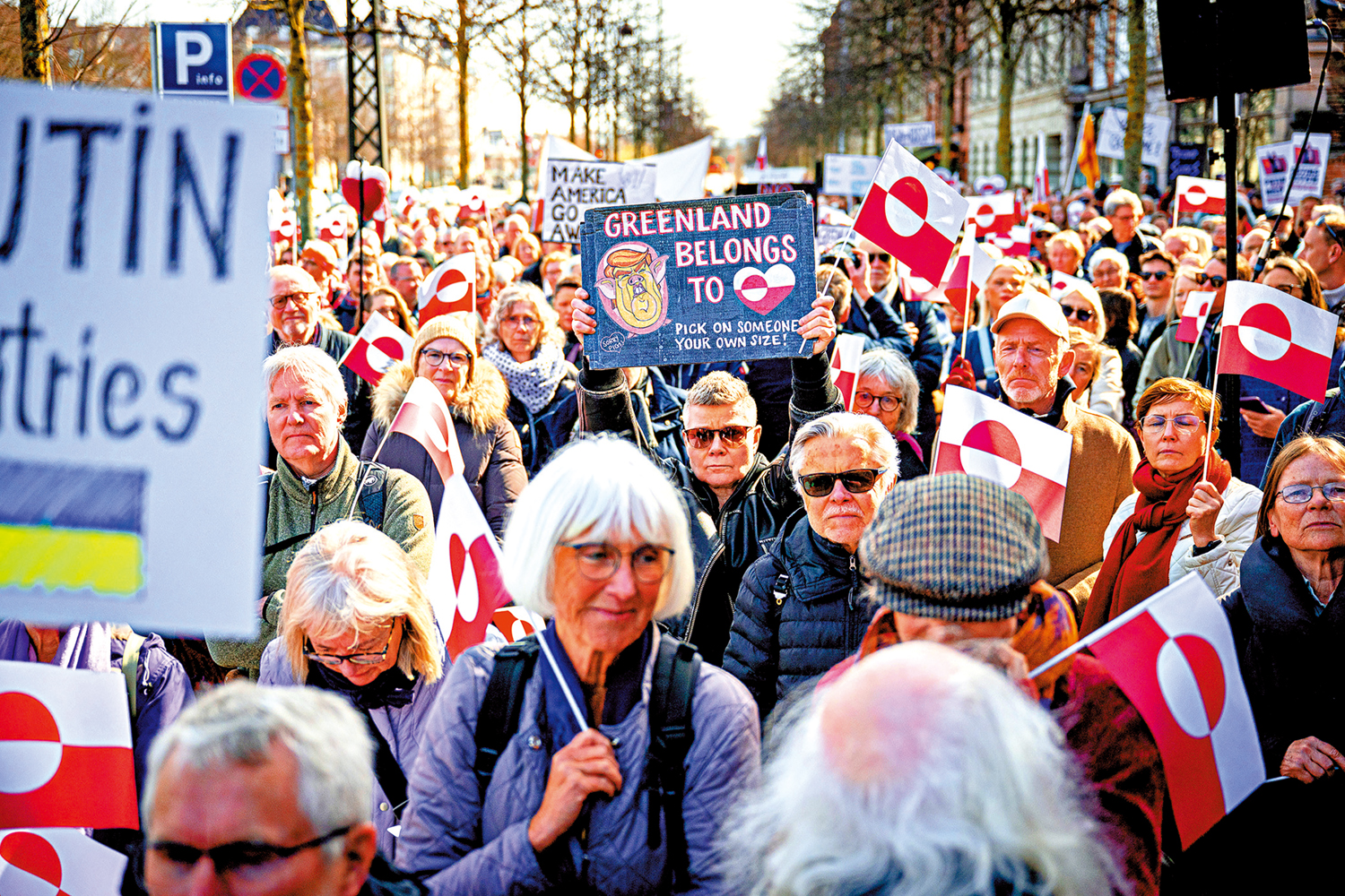 　　圖：2025年3月，示威者手持格陵蘭旗幟在美國駐哥本哈根大使館前抗議。\美聯社