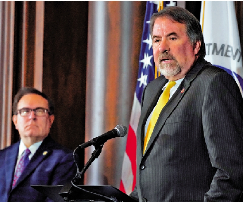 　　圖：共和黨籍聯邦眾議員拉馬爾法（右）突然離世，共和黨在眾議院的優勢進一步削弱。\資料圖片