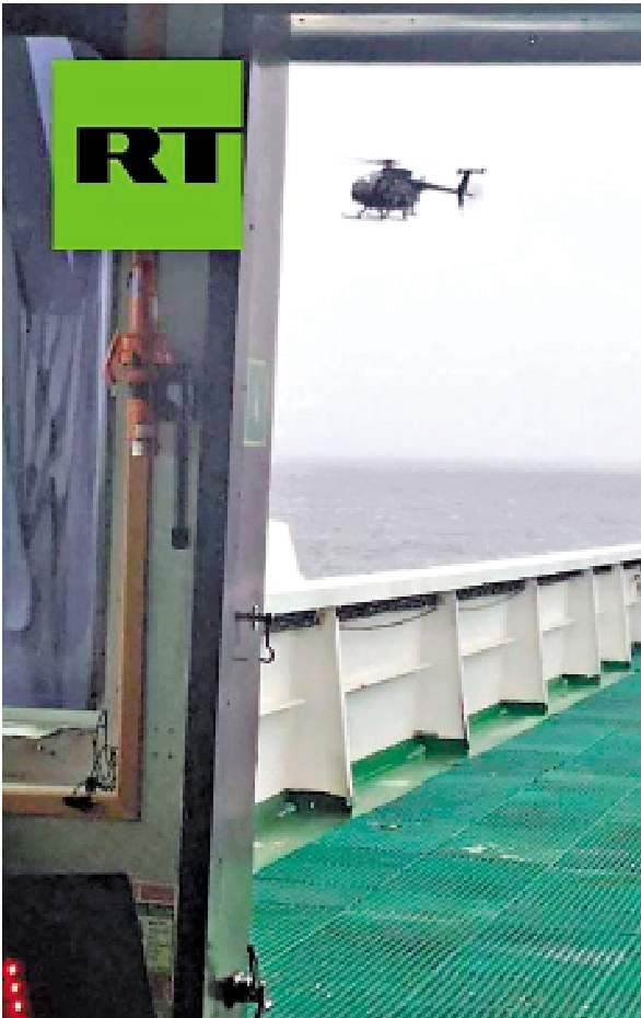 　　圖：俄媒7日發布美國直升機逼近「馬里納拉」號油輪的照片。\法新社