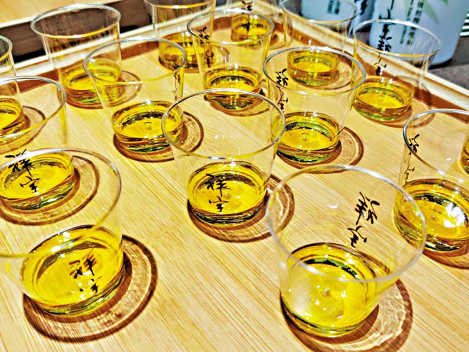 　　圖：不同品種橄欖產出的橄欖油色澤氛圍各不相同。\大公報記者郭濤攝