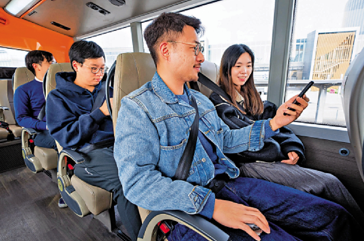 　　圖：乘客坐巴士無佩戴安全帶，最高可處罰款五千元及監禁三個月。