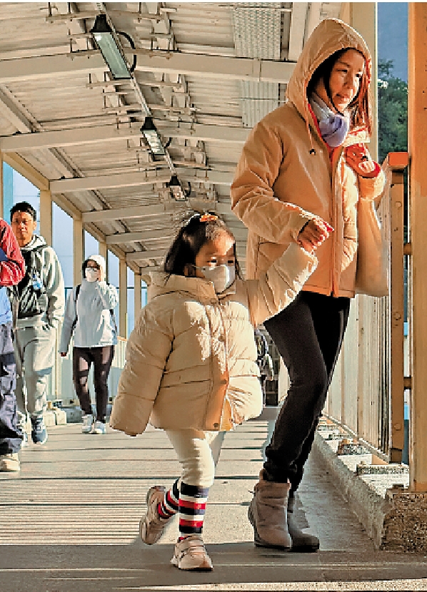 　　圖：天文台連續兩天發出霜凍警告，成人與孩童外出都穿上厚外套。\大公報記者蔡文豪攝