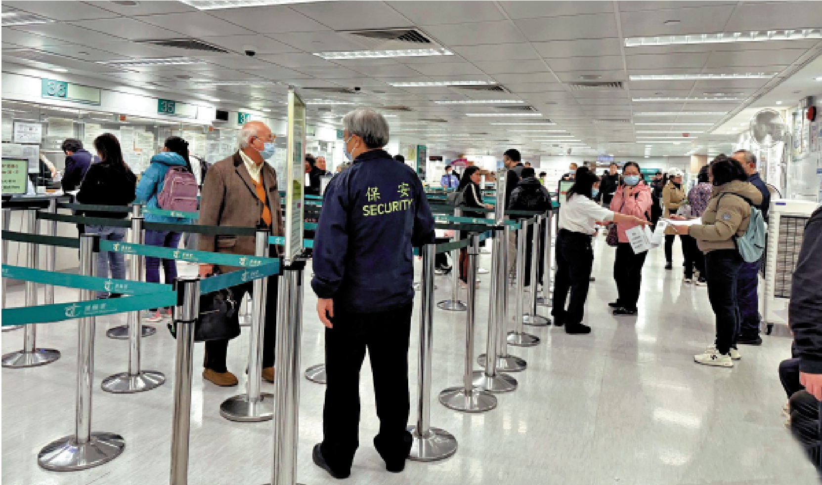 　　圖：「吸牌」新安排實施後，昨日金鐘牌照事務處外已不見排隊人龍，市民可如常進入事務處辦手續。