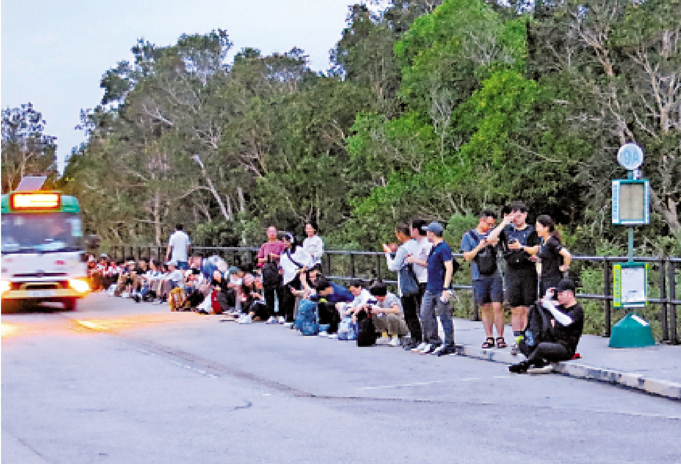 　　圖：政府昨日提醒，前往萬宜水庫東壩的專線小巴在封路期間會暫停服務。