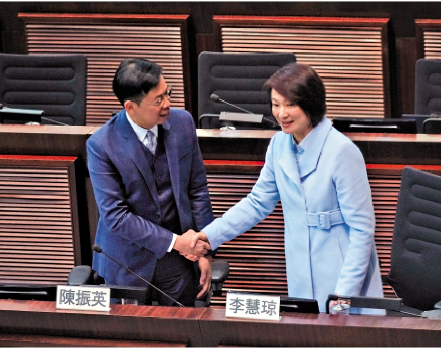 　　圖：點票結束後，陳振英向李慧琼道賀。\大公報記者林良堅攝