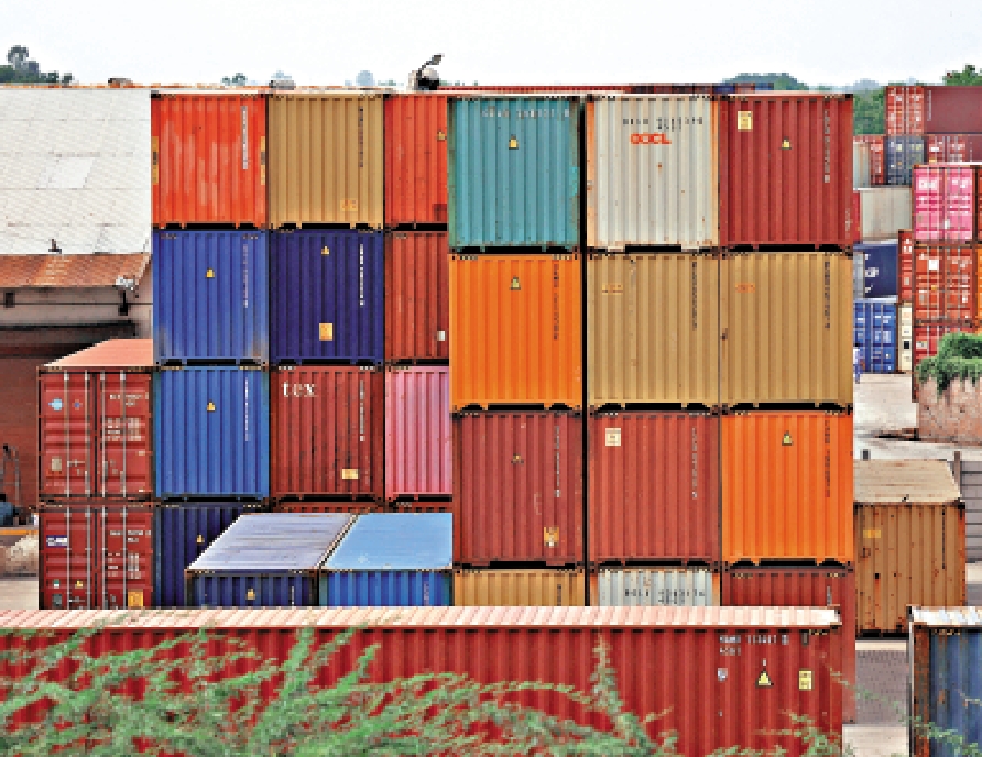 　　圖：印度古吉拉特邦西部的一處港口停靠着集裝箱。\路透社