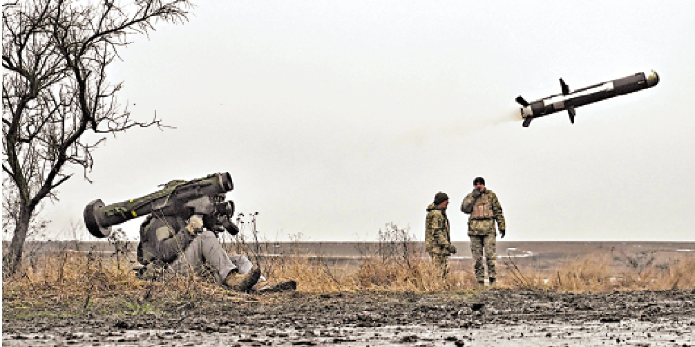 　　圖：烏克蘭軍人在訓練場上發射「標槍」反坦克導彈。\路透社