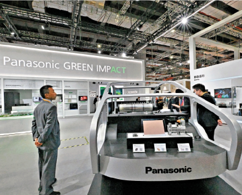 　　圖：參會者在第七屆進博會消費品展區松下展台參觀新能源技術。\新華社