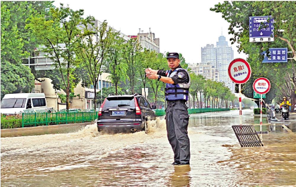 　　圖：去年9月河南鄭州出現中大雨局部暴雨。圖為交警在積水路段指揮交通。\中新社