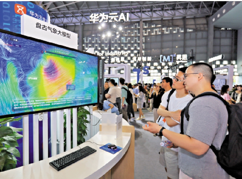 　　圖：專家認為要進一步增強自然災害監測預警體系建設。圖為觀眾在觀看華為雲盤古氣象大模型。