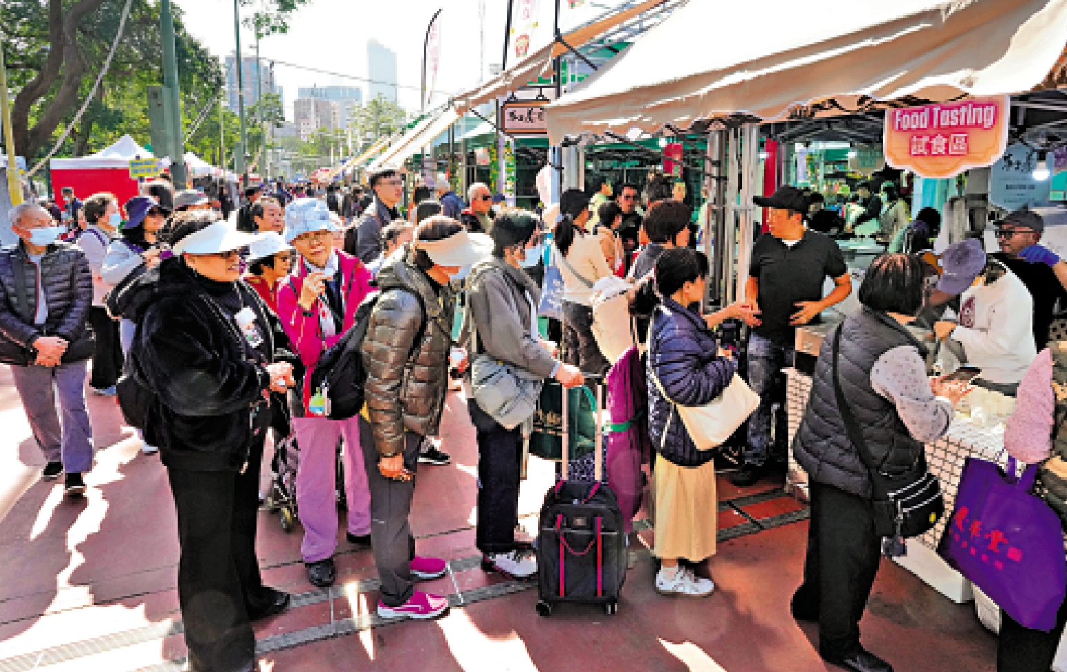 　　圖：本地漁農美食嘉年華昨日起舉行，現場人山人海。