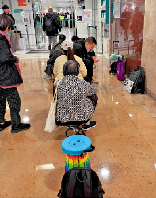 　　圖：運輸署門口昨日仍有黃牛在排隊，代辦其他業務。