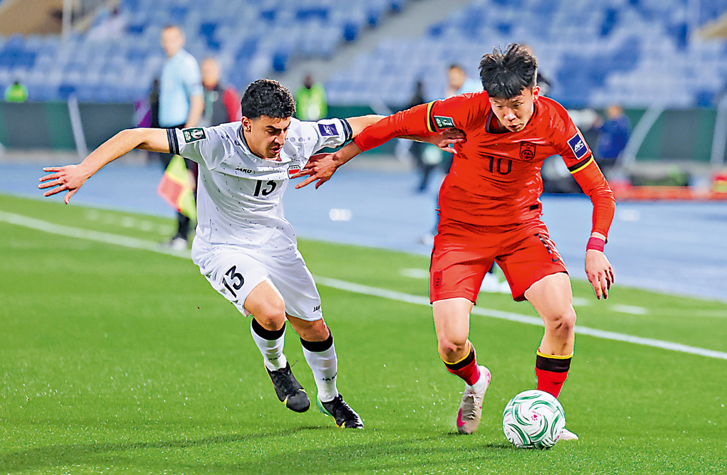 　　圖：國家隊球員王鈺棟（右）在比賽中拚搶。\新華社