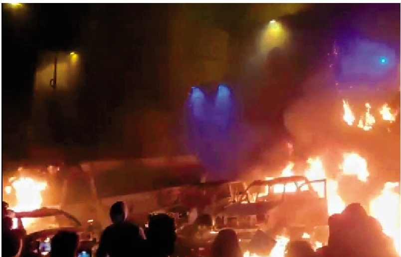 　　圖：伊朗示威者9日在德黑蘭焚燒車輛。/路透社