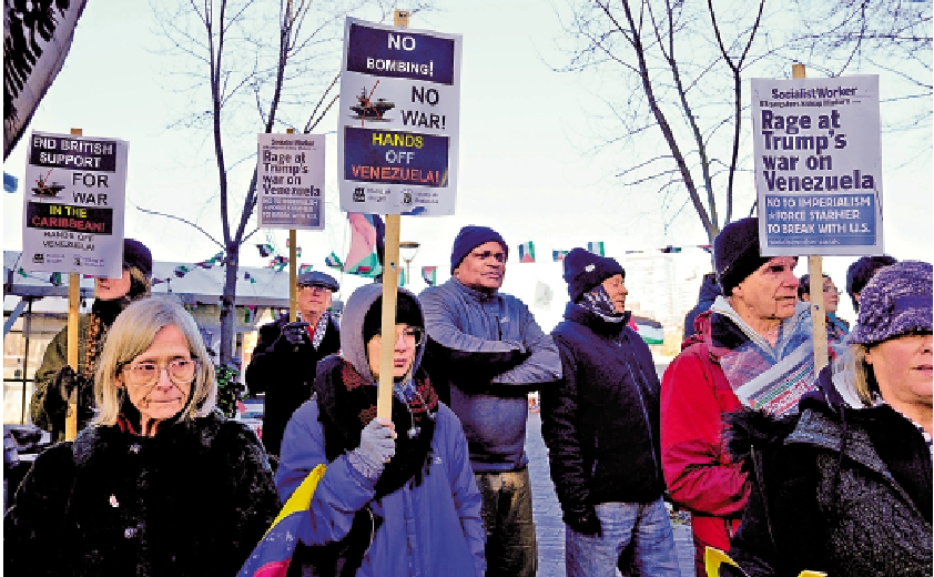 　　圖：英國民眾3日在倫敦示威，抗議美國襲擊委內瑞拉。\路透社