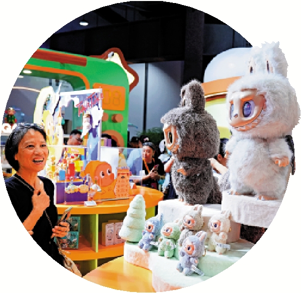 　　圖：消費潛力有效釋放，帶動有關行業價格同比上漲。圖為消費者在2025服貿會泡泡瑪特展館參觀。\中新社