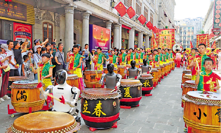 　　圖：去年10月6日，在廣東省汕頭市，機器人與演藝人員共同演出鼓舞《二十四節令鼓》。\新華社