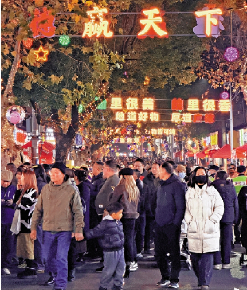 　　圖：廣德燉鍋街人頭攢動。