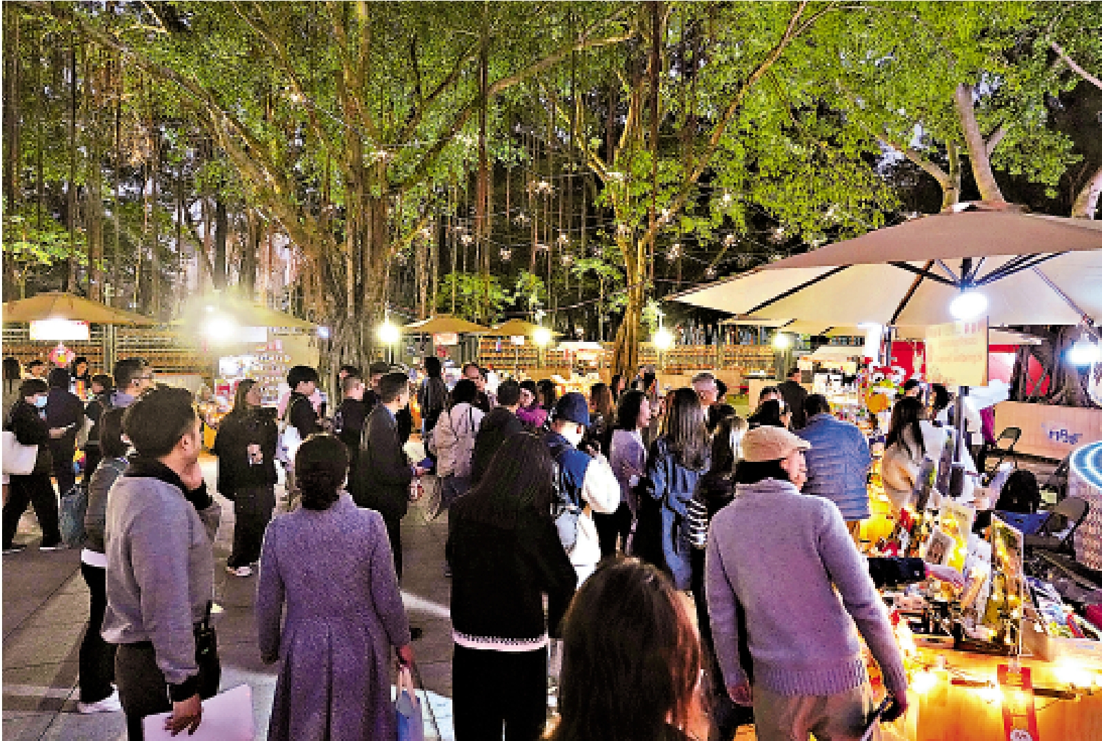 　　圖：維園市集夜晚亮燈後吸引不少市民及旅客打卡。
