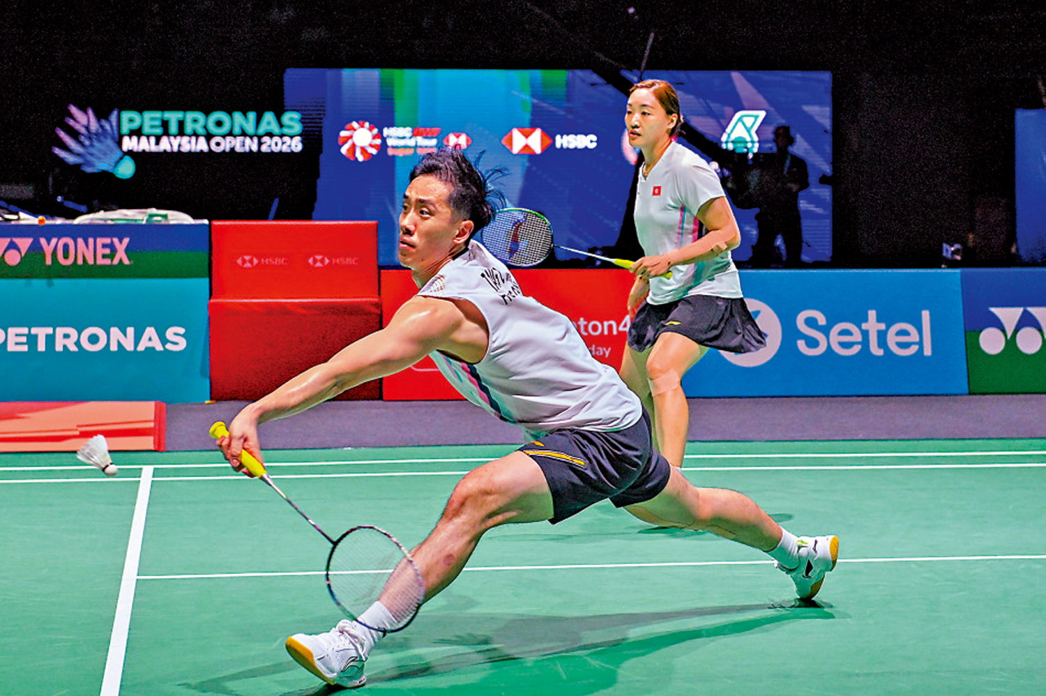 　　圖：「鄧謝配」於4強以直落2局不敵國家隊的馮彥哲／黃東萍。\新華社