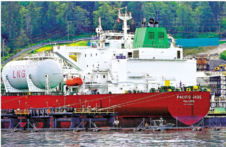 　　圖：加拿大豐富的石油資源或成美國覬覦目標。圖為一艘油輪停靠在加拿大卑詩省的一個海運碼頭。\路透社