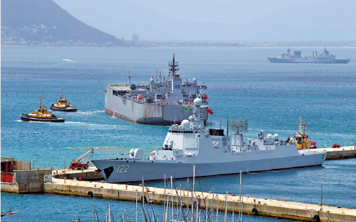 　　圖：中國、俄羅斯和伊朗海軍艦艇於8日抵達南非福爾斯灣，參加海上聯合演習。\法新社