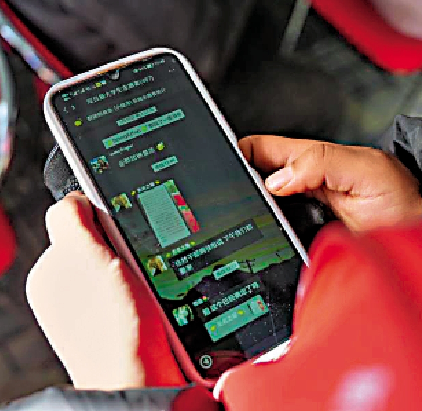 　　圖：國家互聯網信息辦公室起草新規，擬規範互聯網應用程序個人信息收集使用。圖為APP用戶正在使用手機。