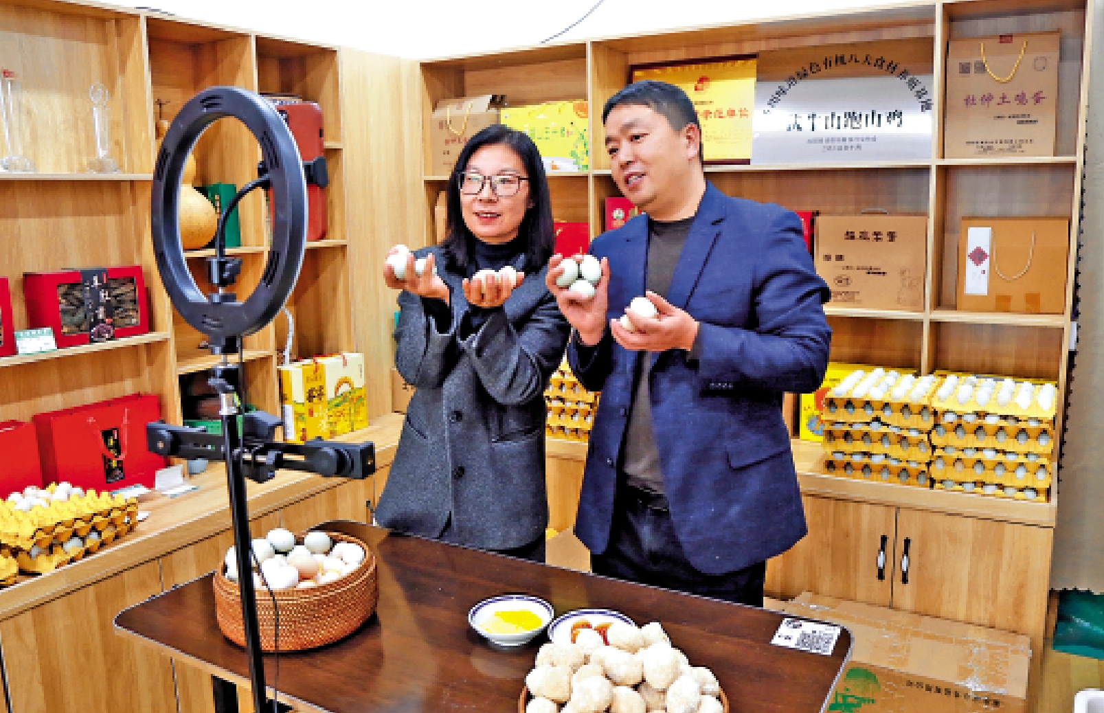 　　圖：近年來，電子商務領域投訴高發，國家市場監督管理總局近日出台新規，禁止濫用投訴舉報權利。圖為一家店舖主播在做網絡直播。