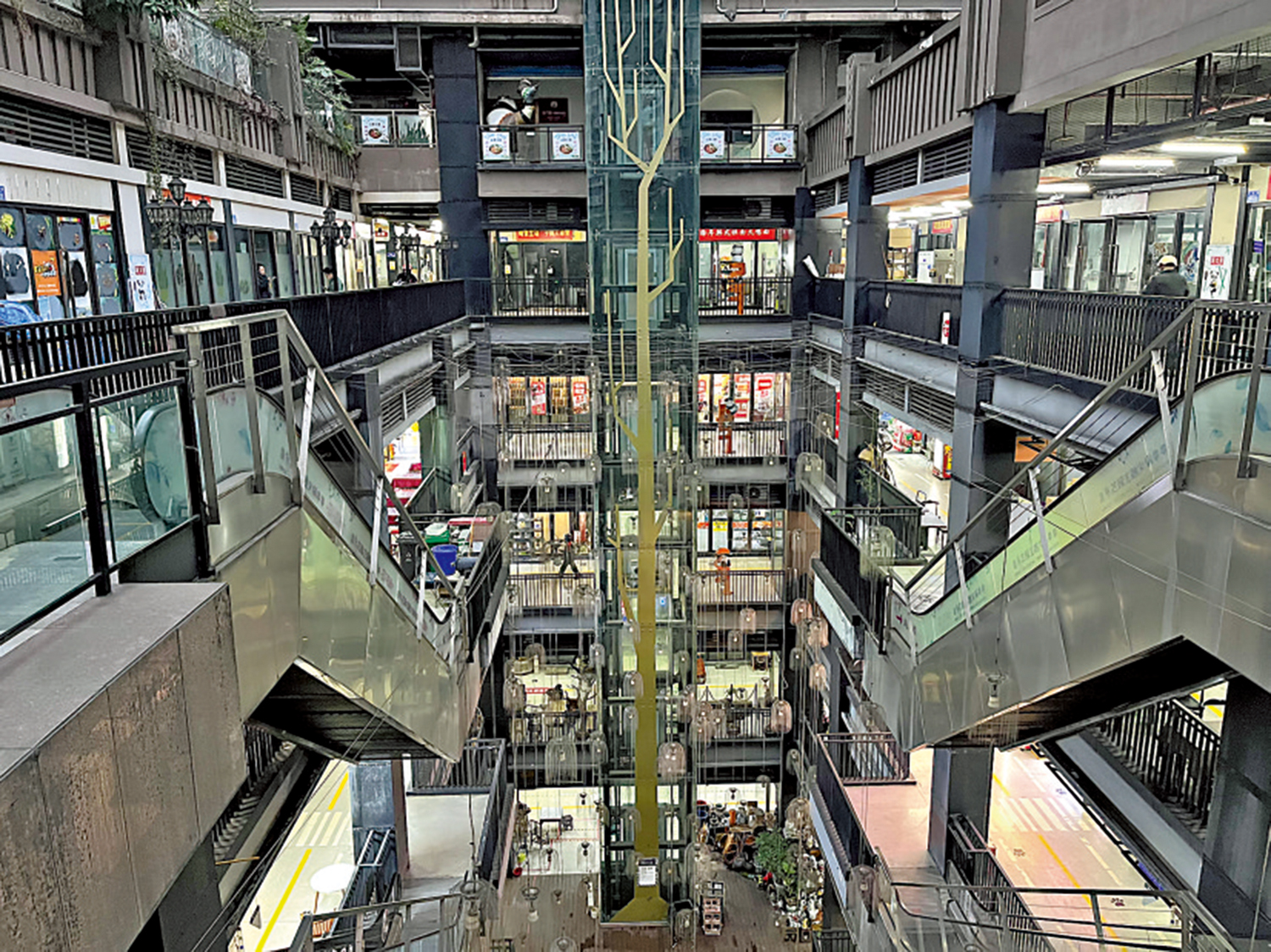 　　圖：走進熊貓公館，四樓、五樓清一色所見是一間間無堂食的外賣店。 大公報記者韓毅攝