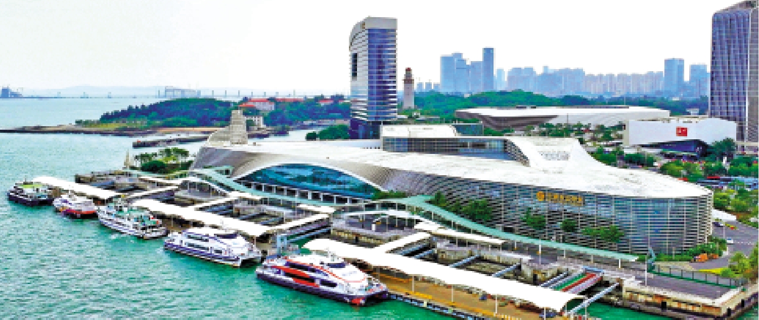 　　圖：兩岸「小三通」航線開通25年來，為兩岸民眾往來提供便捷的交通途徑。圖為執行廈金「小三通」客運航線的廈門五通客運碼頭。/中新社