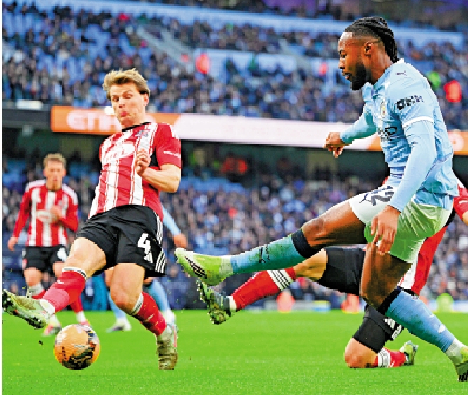 　　圖：曼城新兵施美安（右）殺入禁區起腳施射。\路透社