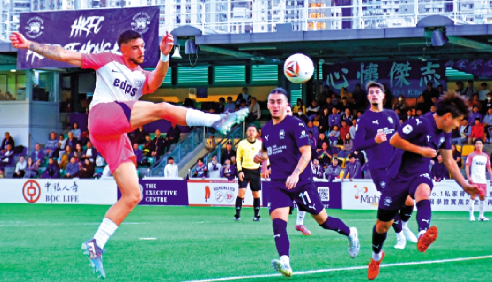 　　圖：傑志前鋒阿祖安（左）禁區起腳施射。\大公報記者張銳攝