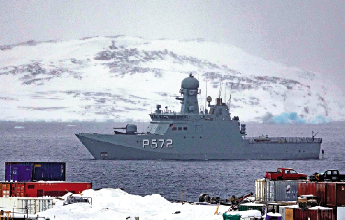 　　圖：丹麥軍艦在格陵蘭島附近海域巡邏。\法新社