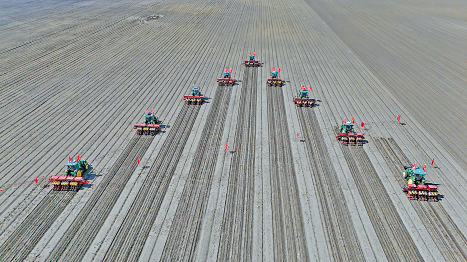 　　圖：專家認為，中國農機在俄羅斯遠東系區競爭優勢顯著。圖為農業機械在黑龍江雙鴨山進行大豆播種作業。\新華社