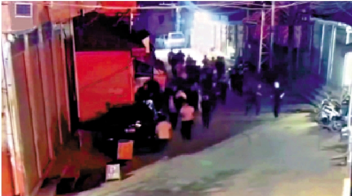 　　圖：在「卧虎山莊」槍擊案現場片段中可見，人們爭相走避。