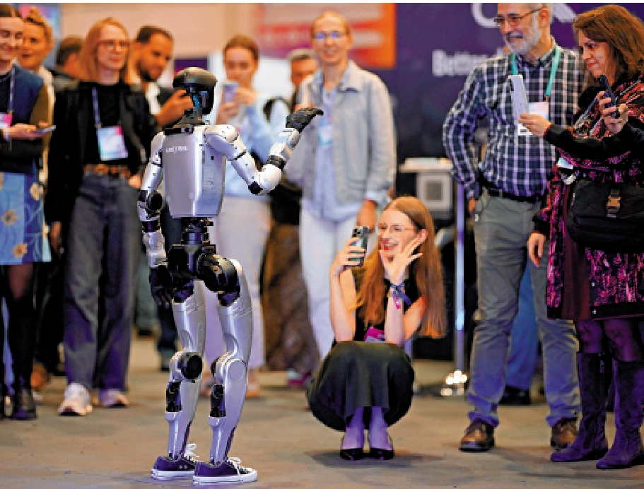 　　圖：中國通過科技自立自強破局，降低對日依賴。圖為中國人形機器人和外賓互動。\新華社