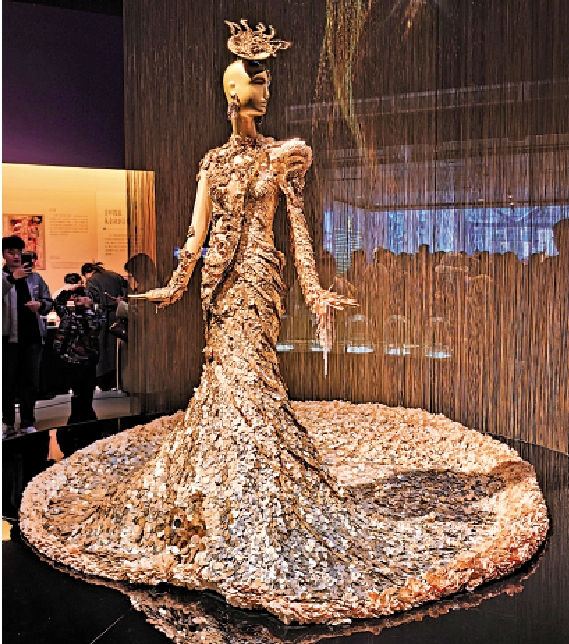 　　圖：郭培作品「遇見」由十幾萬個亮片、花朵及金色裝飾手工縫製而成。