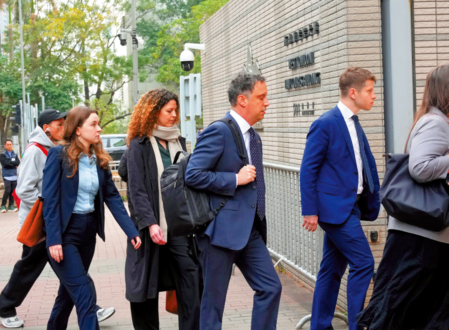 　　圖：多國領事昨日到庭旁聽。\大公報記者林少權攝