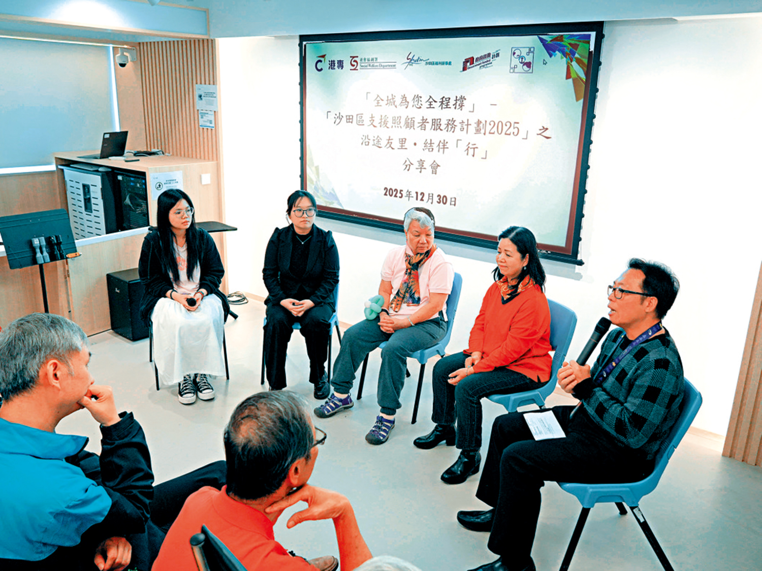 　　圖：參與短片拍攝的老友記學員及港專學生，分享參與計劃心得。