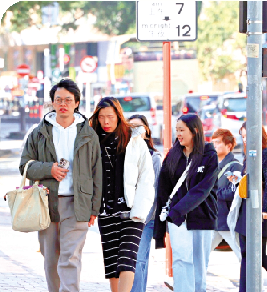 　　圖：近日氣溫下降，市民注意添衣以免着涼。